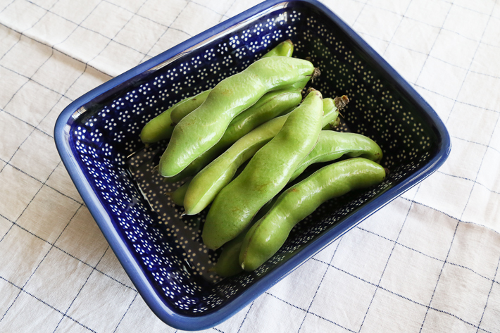 さやごとの空豆